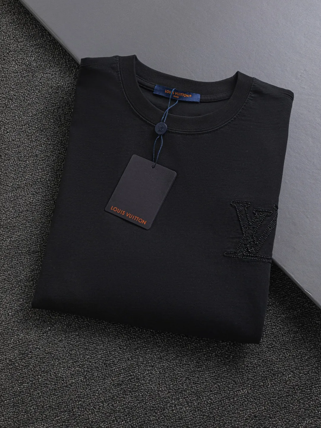 🅿️190 Louis Vuitton 1V LV slightly wide version S-XL 26SS LV new product counter catwalk style three-dimensional plain letter embroidery on the chest🪡logo large logo embroidery on the back🪡logo short-sleeved T-shirt, the same style for men and women! Short-sleeves are not the same as the general public, but must be unique and eye-catching. This LV short-sleeves is all about quality, comfort, consistent style, fashion, including fabrics and cutting techniques, all of which have been made with great effort! 320 grams of washed pure cotton fabric, pure cotton is breathable, very refreshing and comfortable for daily wear. The rib knitting on the neckline is smooth and tight, and the neckline will not be skewed if you toss it at will. The loose version, you will find that it looks really good on the upper body. The overall is minimalist and neat, super versatile for daily use! Pair it casually with a pair of pants for a youthful look. A T-shirt will make your outfit crazy. It is a fashionable item that can never go wrong! Color: Black White Rose Size: S-XL Size chart: S: Shoulder width 50-Bust 56-Length 70 M: Shoulder width 52-Bust 57-Length 72 L: Shoulder width 54-Bust 59-Length 74 XL: Shoulder width 56-Bust 62-Length 76